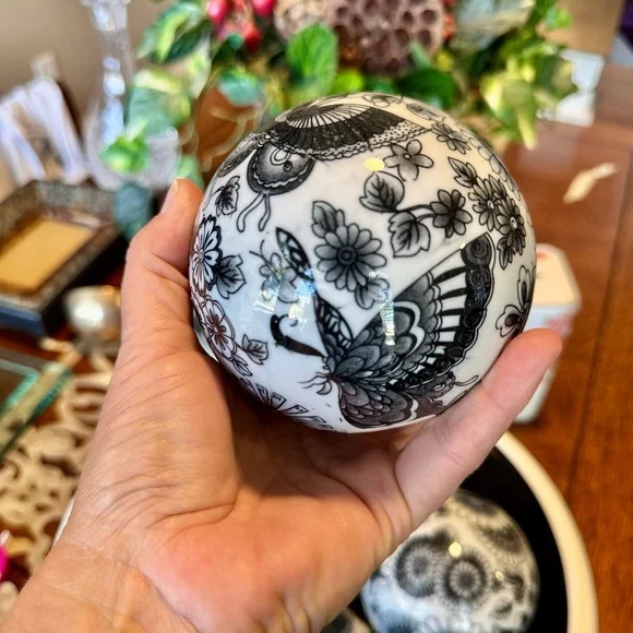 Elegant Chinoiserie Porcelain Ceramic Ball Black & White Carpet Balls Home Decor - Picture 7 of 16